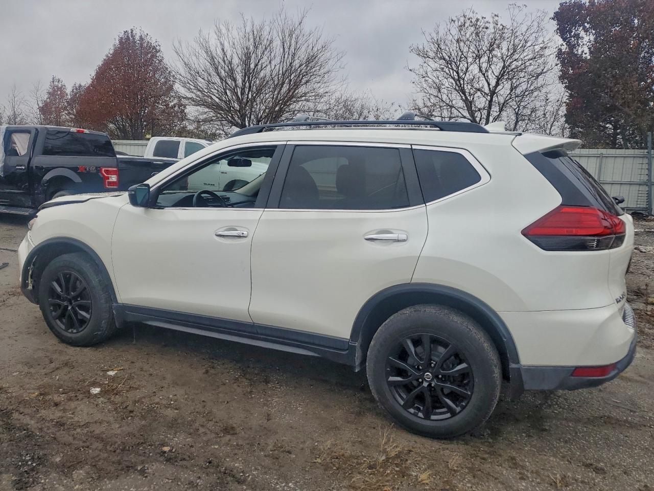 2017 Nissan Rogue Sv - Image 2
