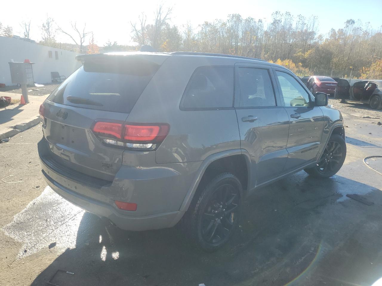 2021 Jeep Grand Cherokee Laredo - Image 3