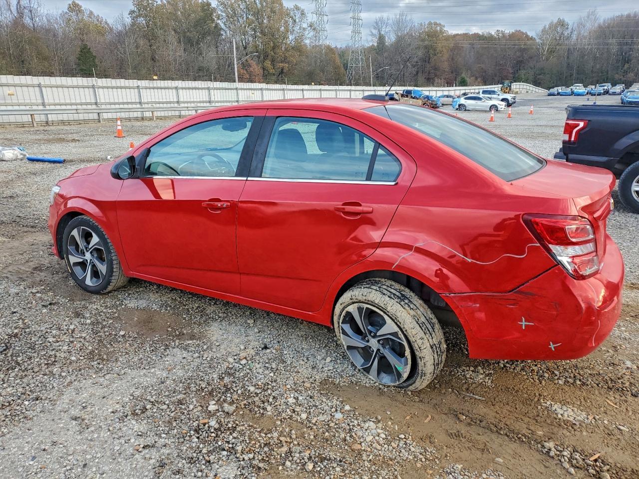 2019 Chevrolet Sonic Premier - Фото 2
