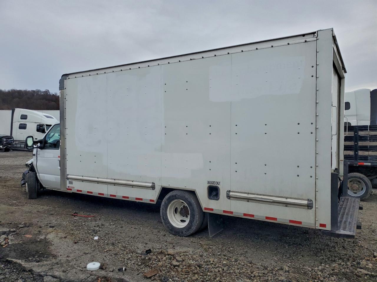 2024 Ford Econoline Box Truck - Фото 2