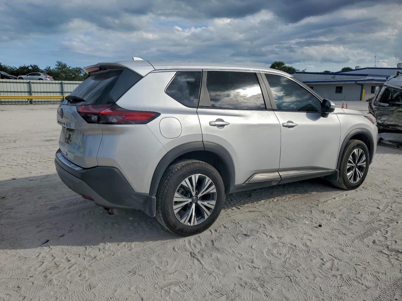 2023 Nissan Rogue Sv - Image 3