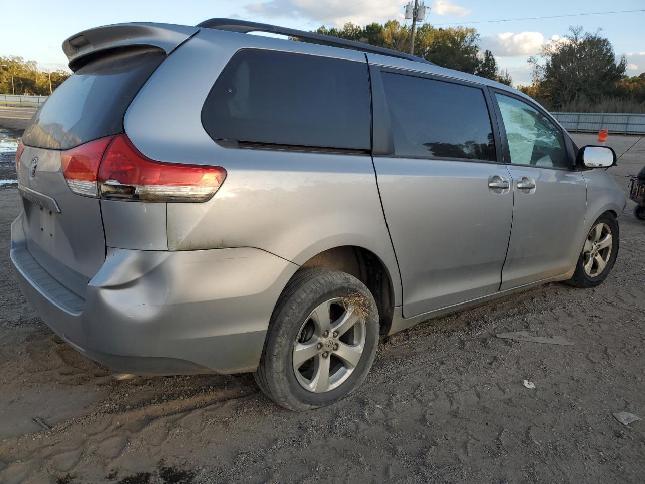 2014 Toyota Sienna Le - Image 3