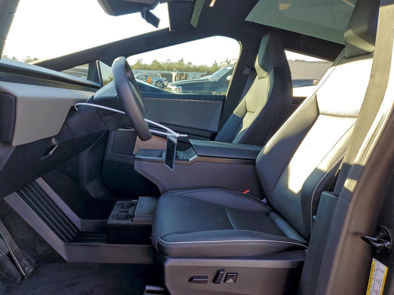 2025 Tesla Cybertruck - Image 7