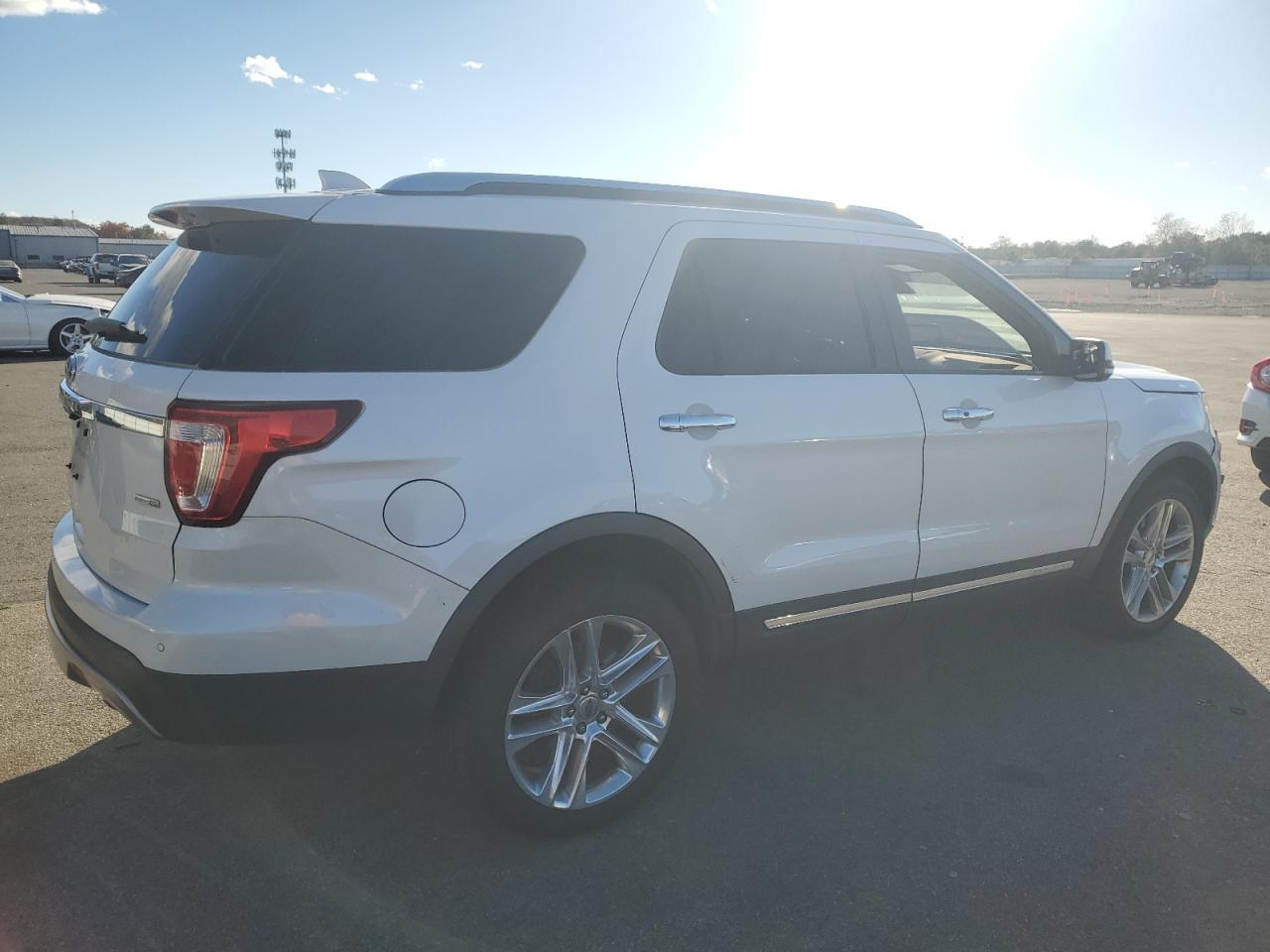 2017 Ford Explorer Limited - Image 3