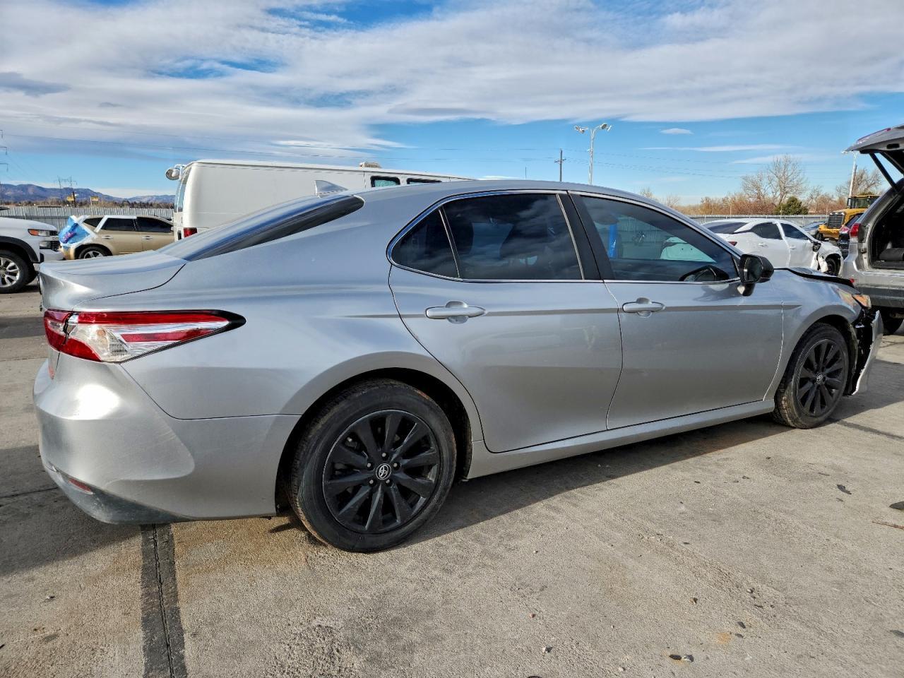 2020 Toyota Camry Le - Фото 3