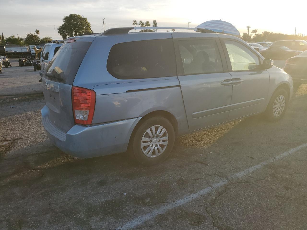 2012 Kia Sedona Lx - Фото 3