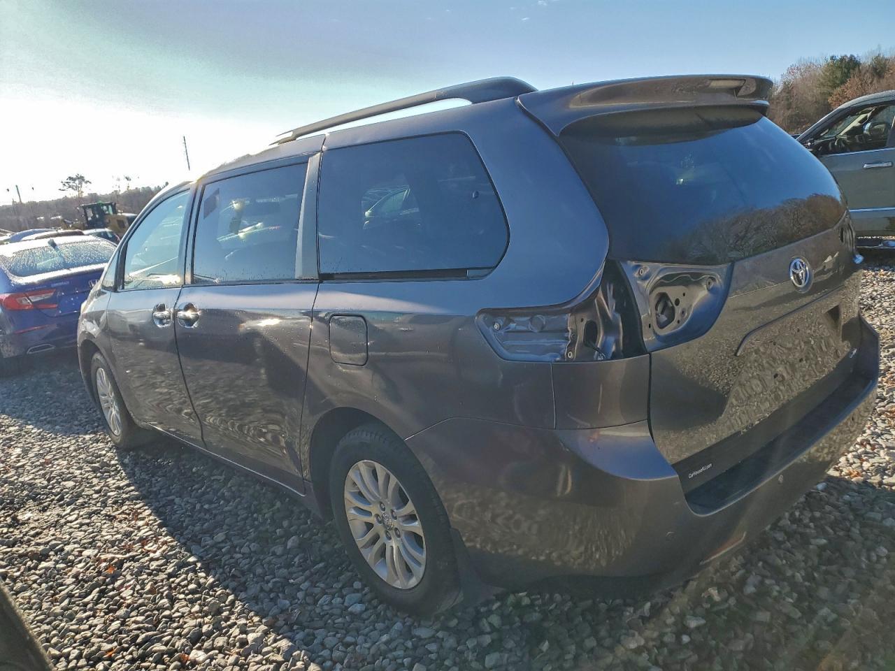 2017 Toyota Sienna Xle - Фото 2