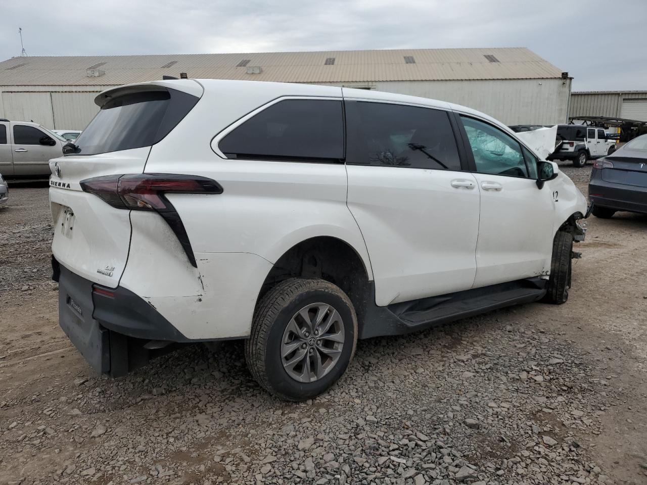 2024 Toyota Sienna Le - Фото 3