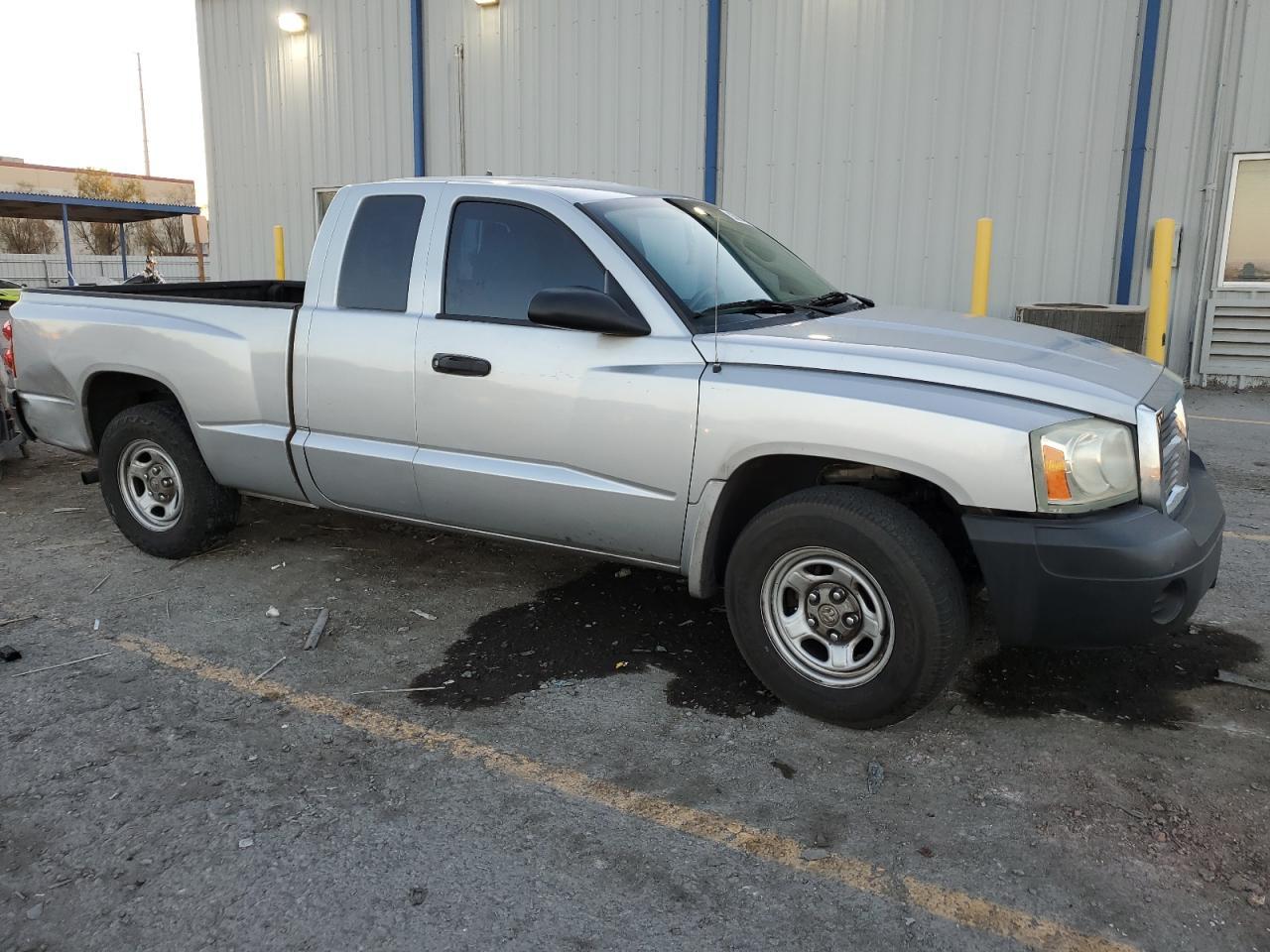 2005 Dodge Dakota St - Image 4
