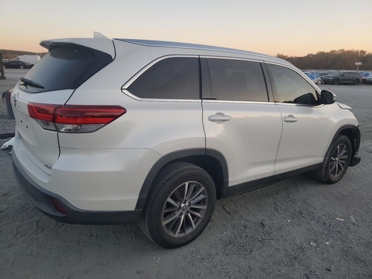 2019 Toyota Highlander Se - Image 3