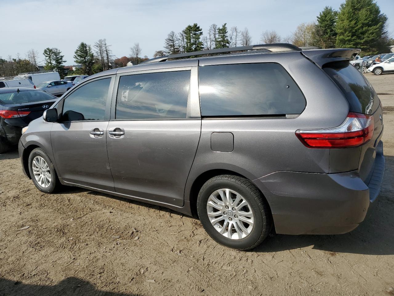 2017 Toyota Sienna Xle - Фото 2