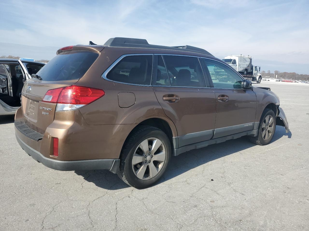 2011 Subaru Outback 3.6R Limited - Фото 3