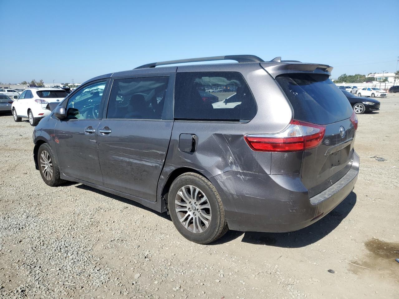 2018 Toyota Sienna Xle - Image 2