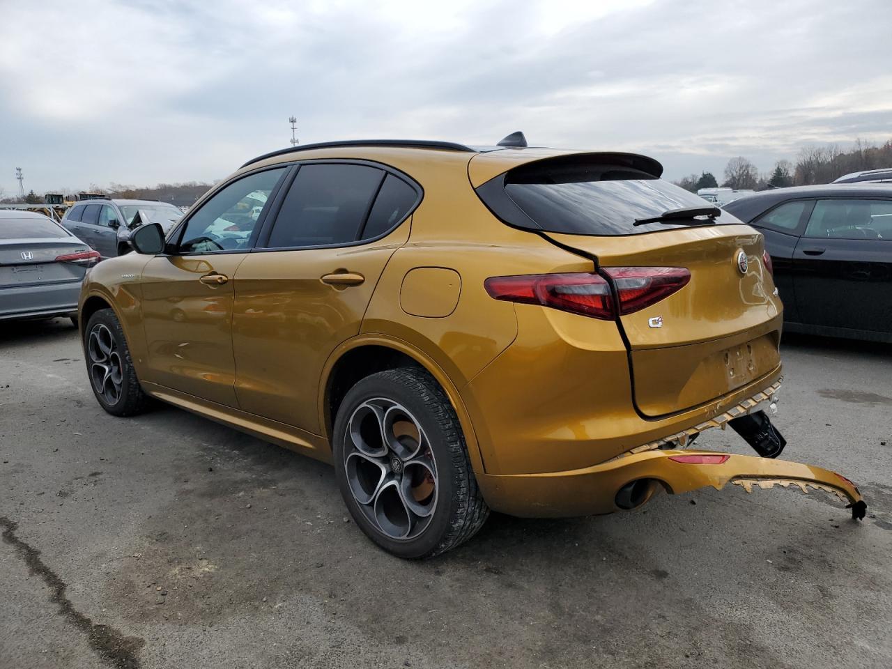 2023 Alfa Romeo Stelvio Ti - Image 2