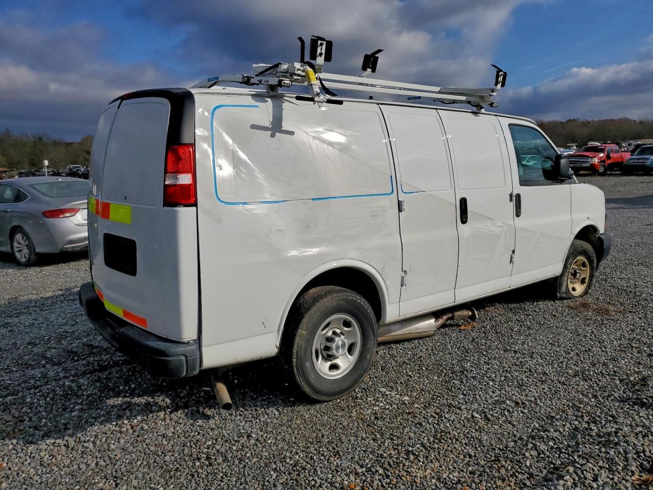 2023 Chevrolet Express G2500 - Фото 3