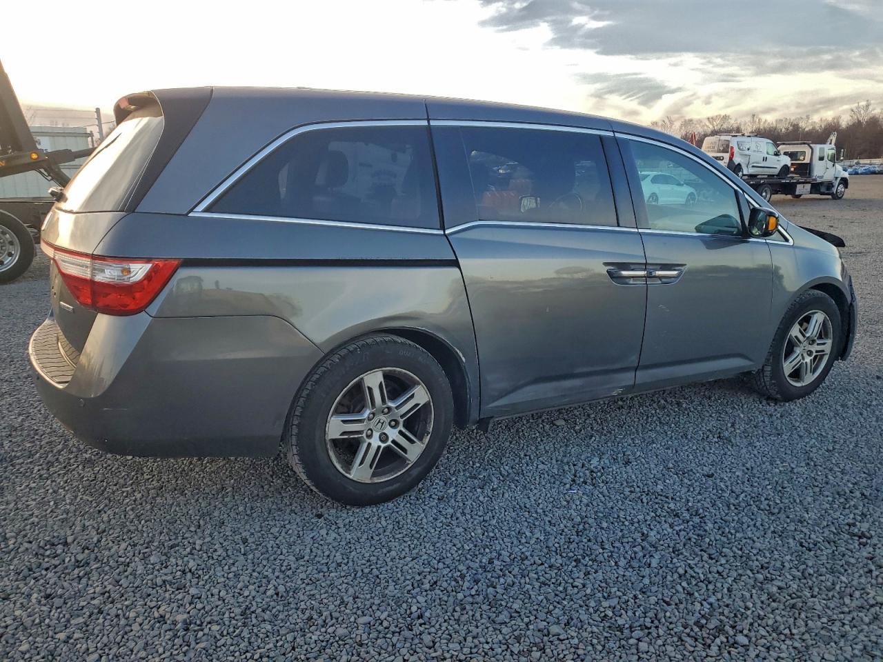 2011 Honda Odyssey Touring - Image 3