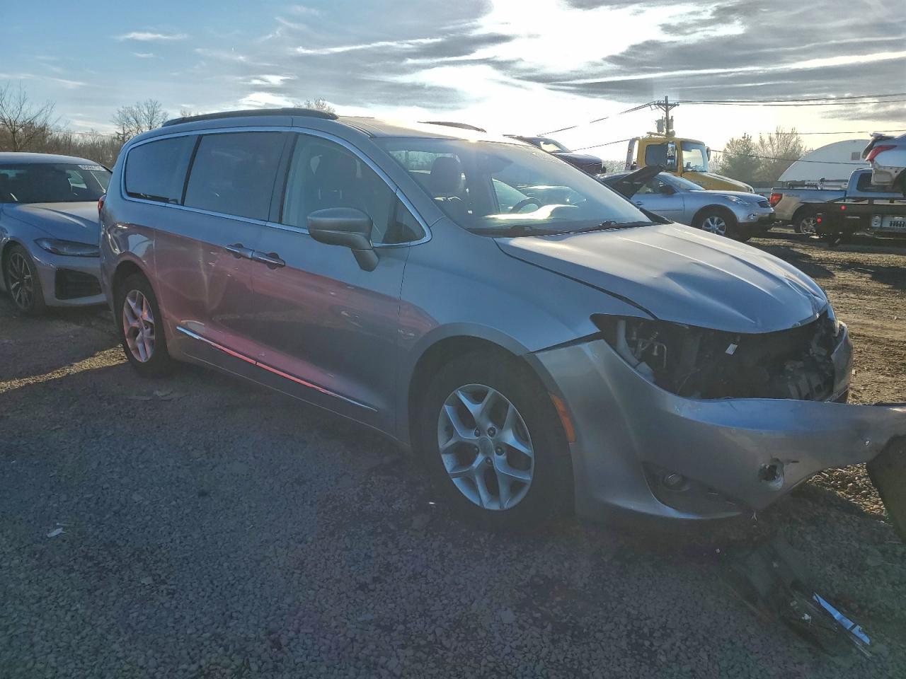2017 Chrysler Pacifica Touring L - Фото 4