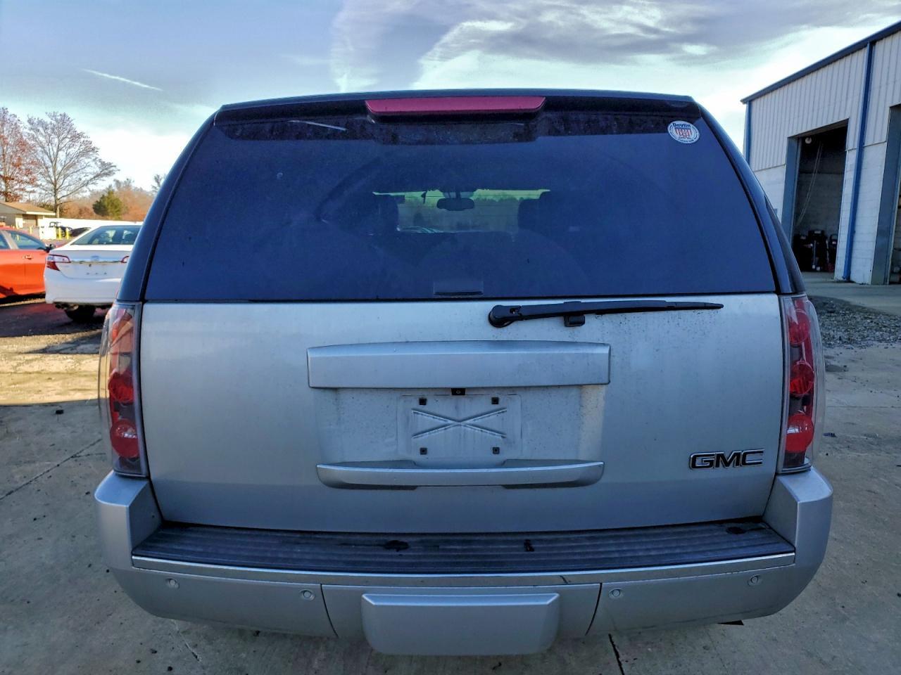 2010 GMC Yukon Denali - Image 6