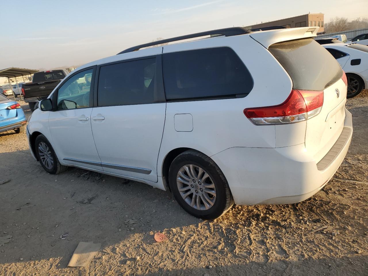 2011 Toyota Sienna - Фото 2