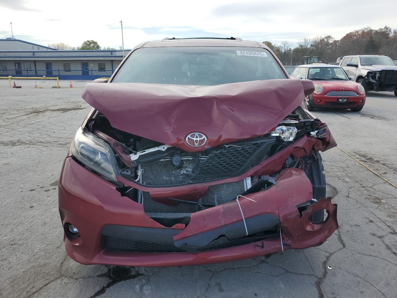 2017 Toyota Sienna Se - Фото 5