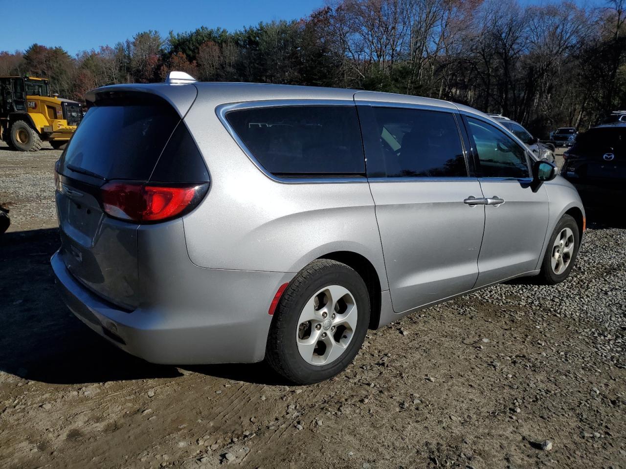 2017 Chrysler Pacifica Lx - Image 3