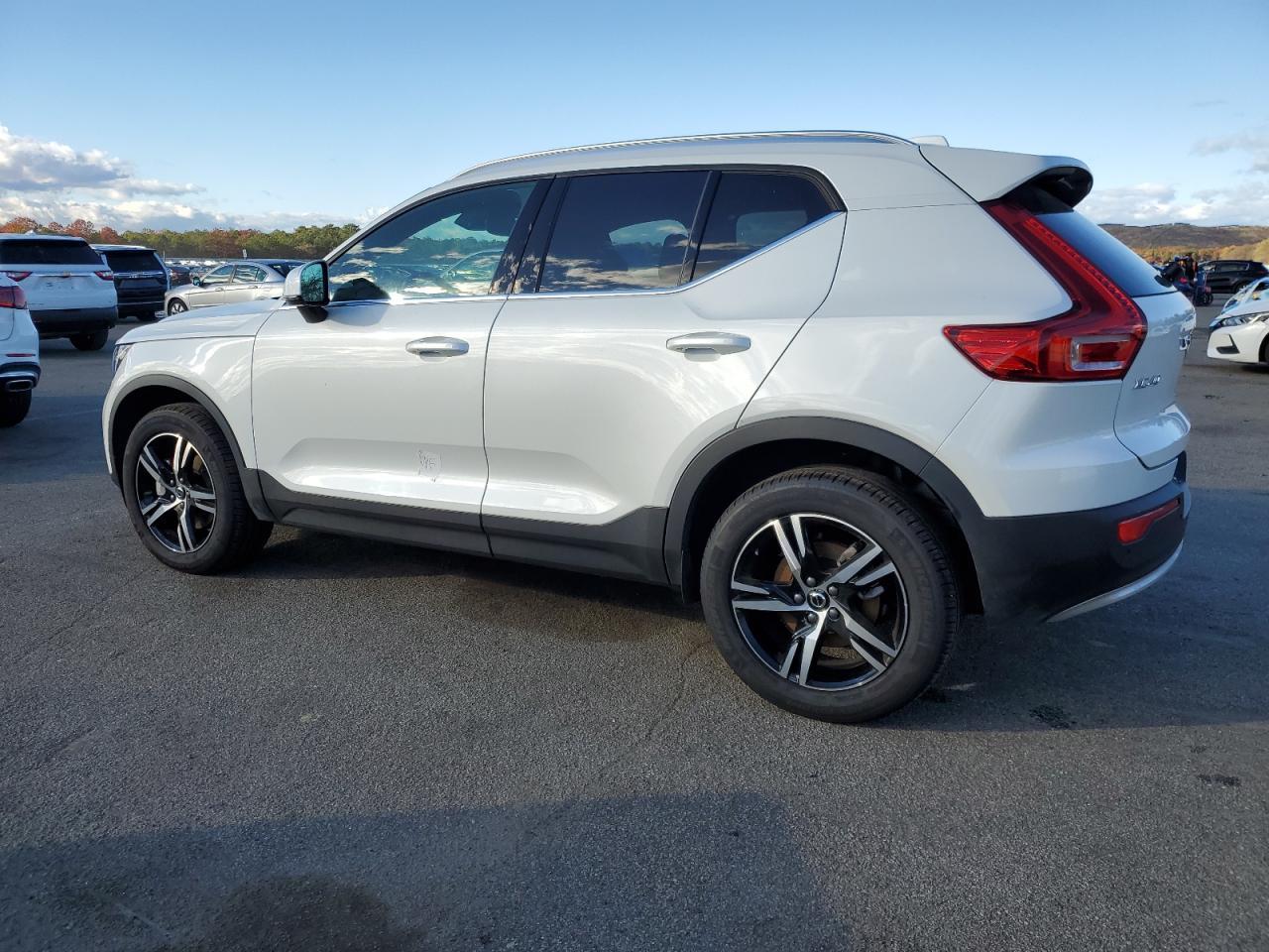 2025 Volvo Xc40 Core - Фото 2
