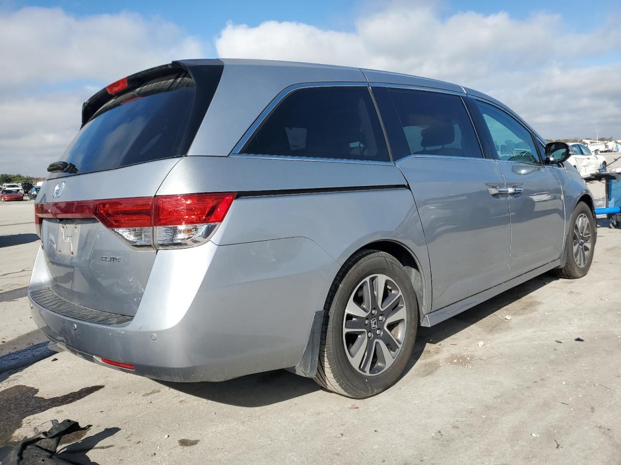 2016 Honda Odyssey Touring - Image 3
