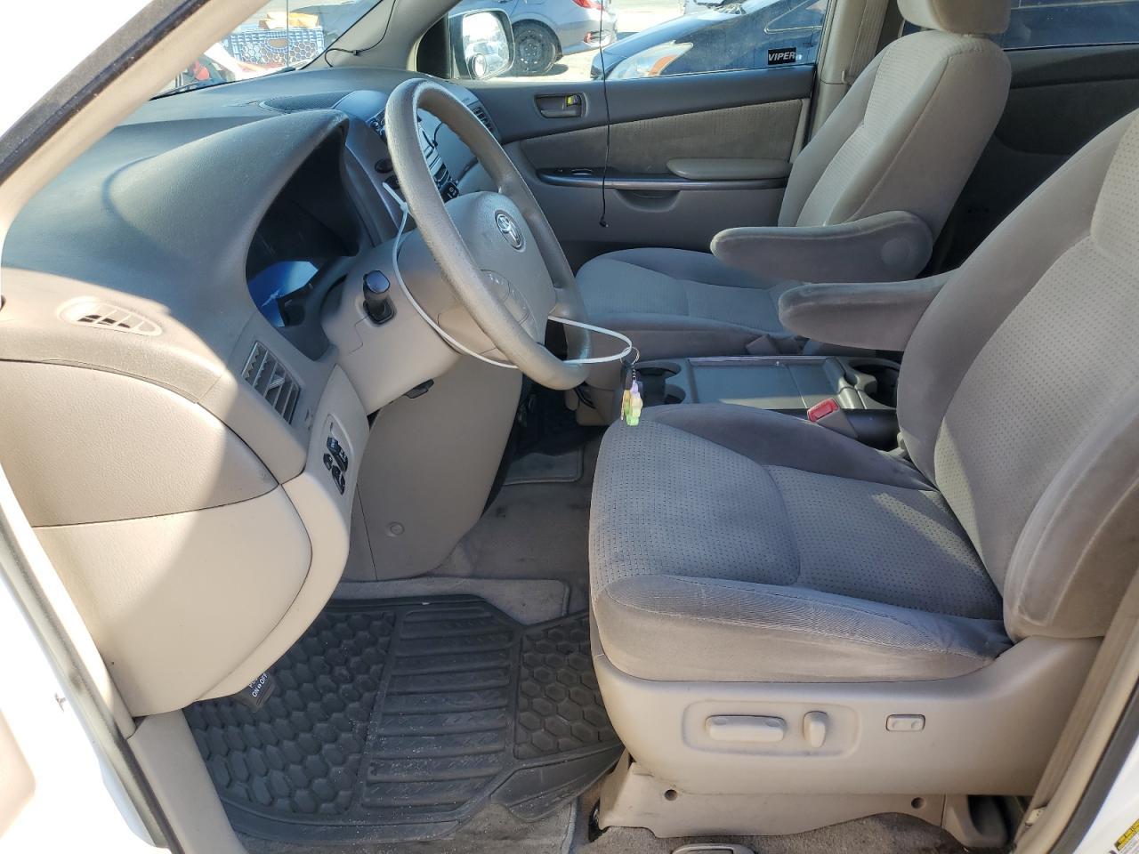 2010 Toyota Sienna Ce - Фото 7