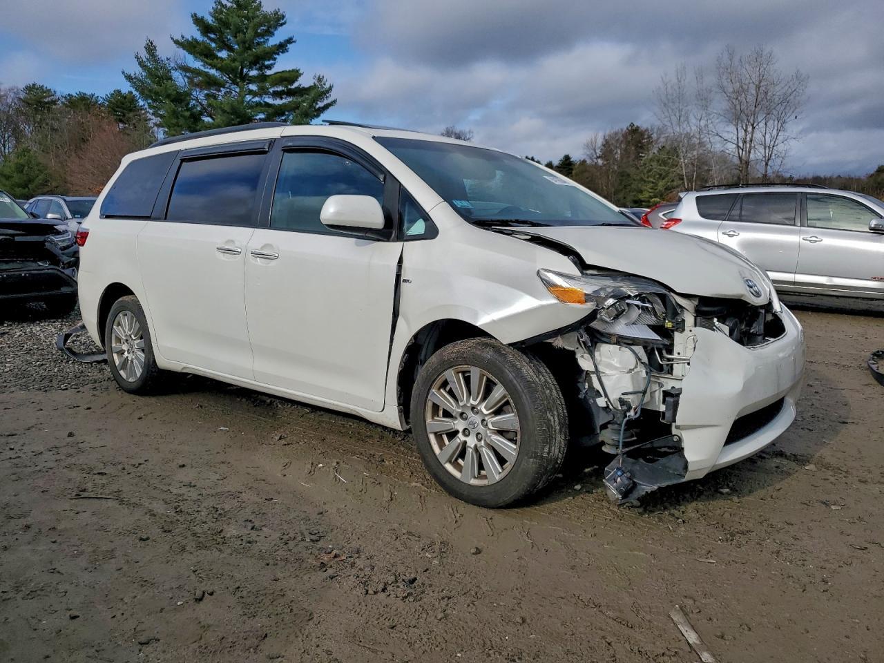 2017 Toyota Sienna Xle 7-Passenger - Фото 4