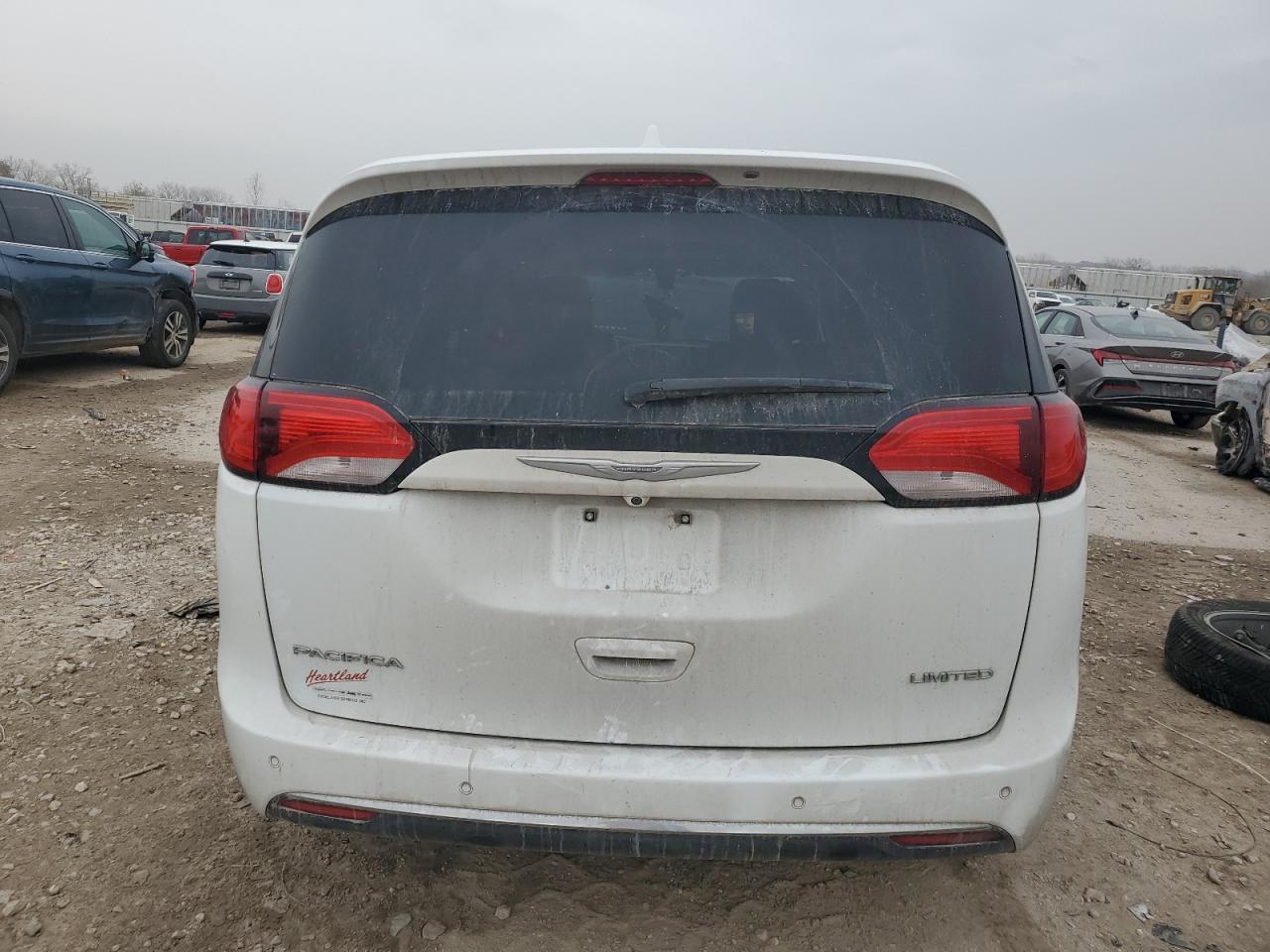 2017 Chrysler Pacifica Limited - Image 6