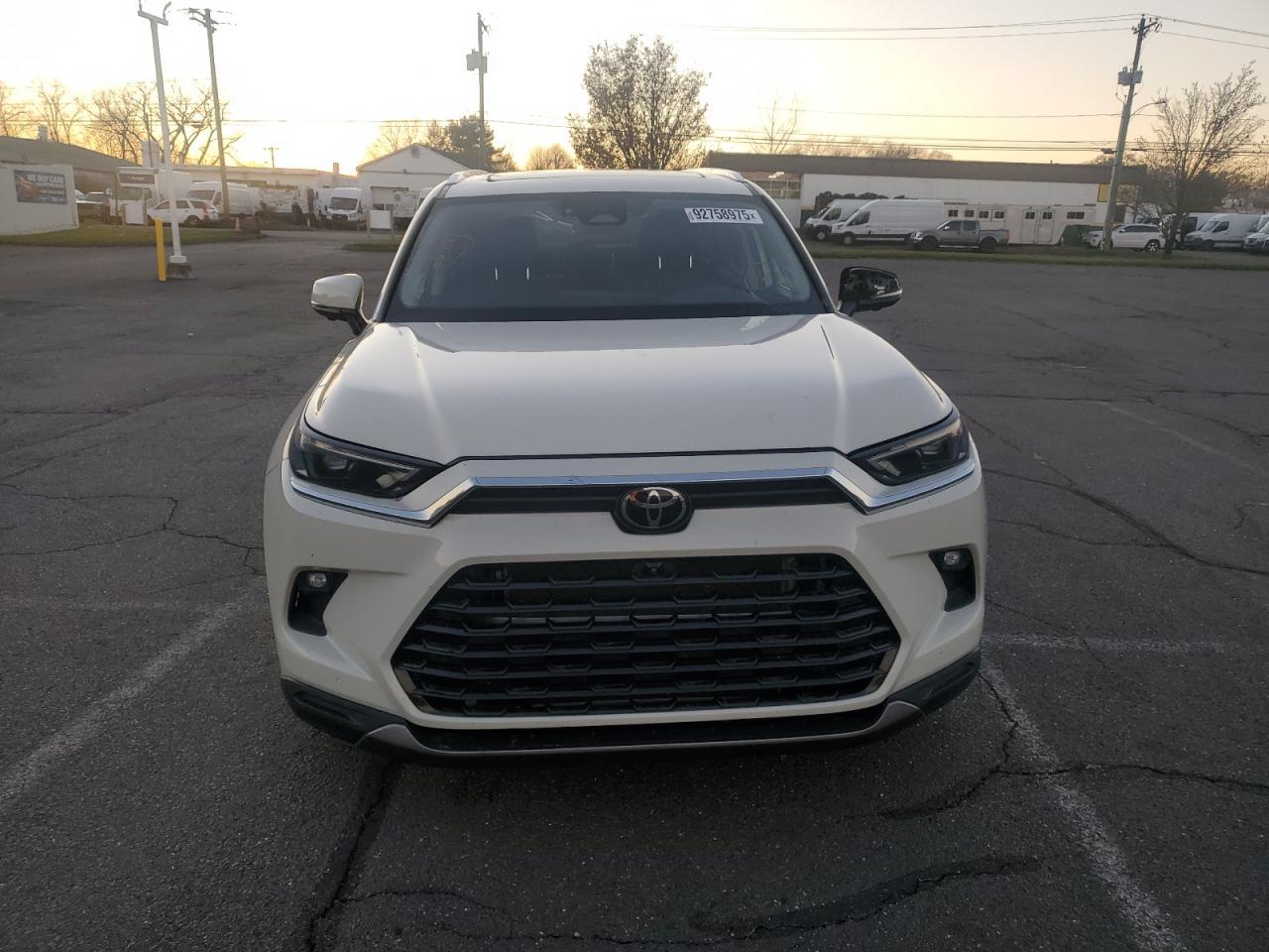 2024 Toyota Grand Highlander Xle - Image 5