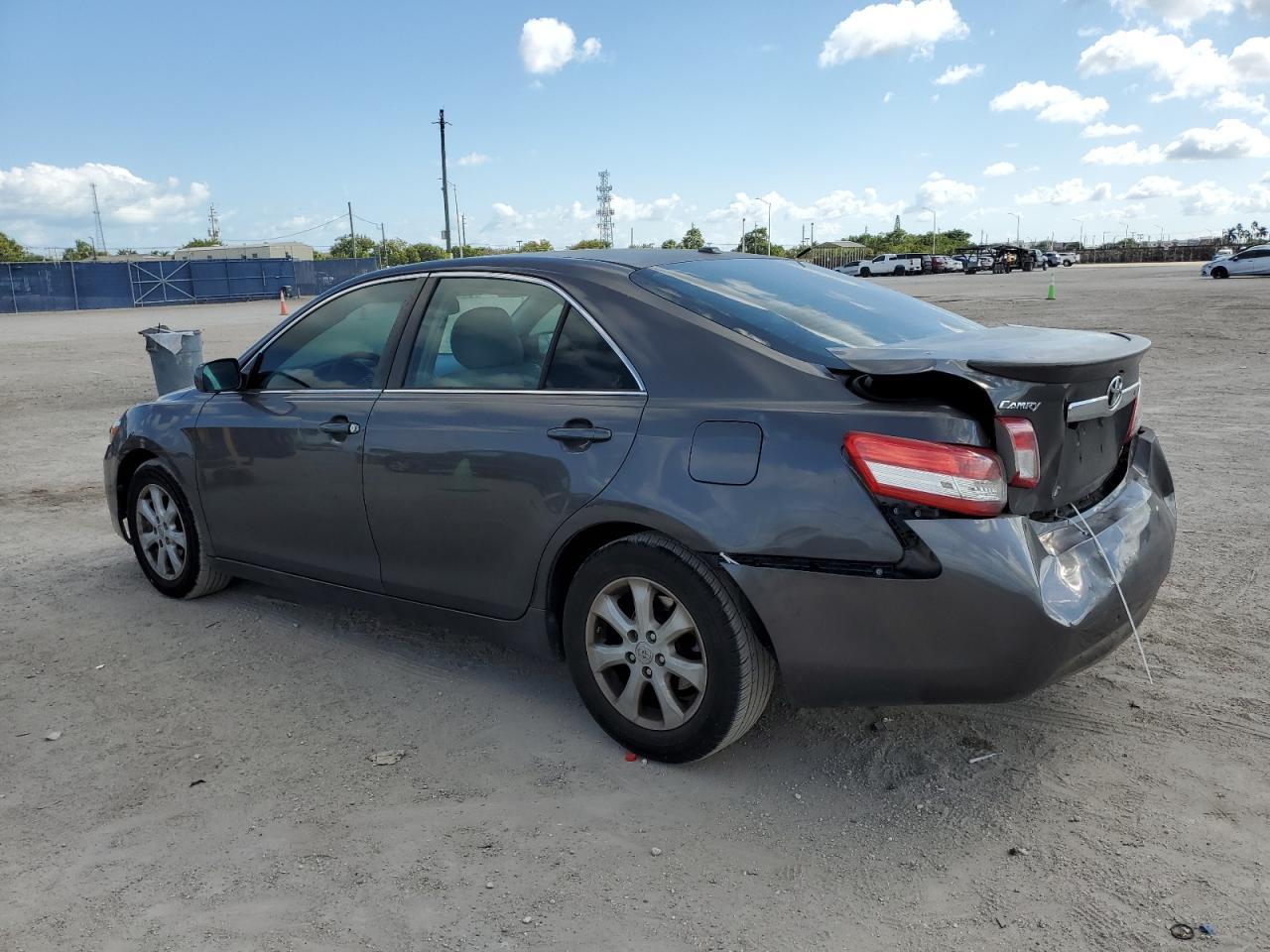 2011 Toyota Camry Base - Фото 2
