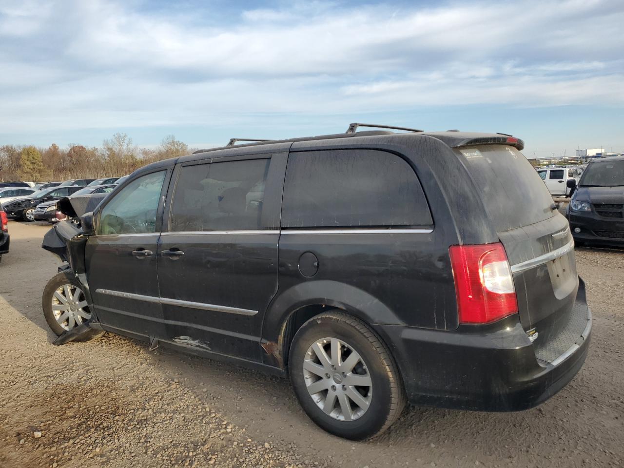 2015 Chrysler Town & Country Touring - Фото 2