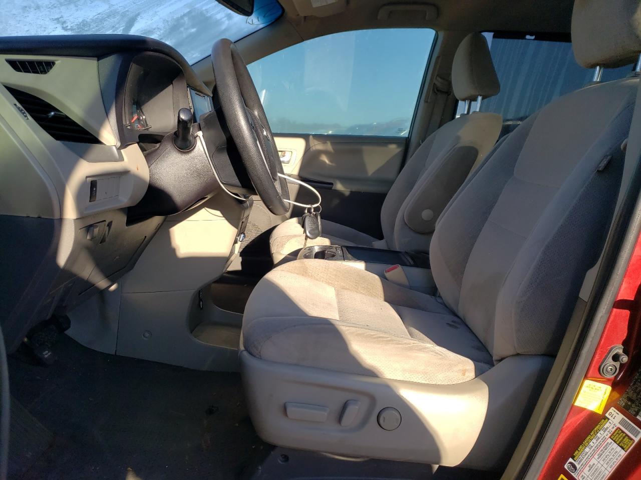 2015 Toyota Sienna Le - Image 7