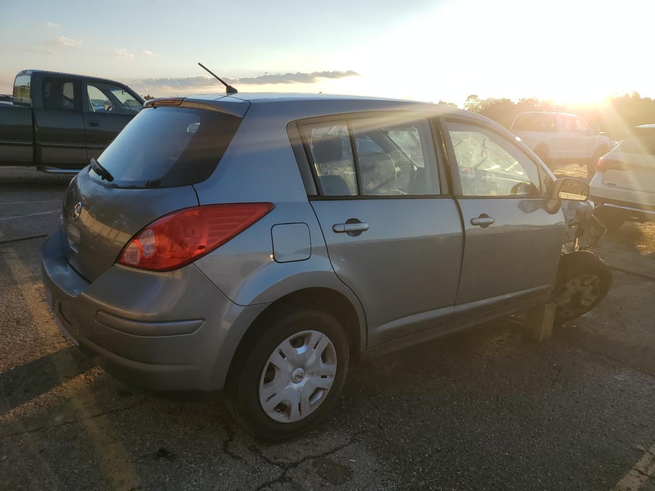 2011 Nissan Versa 1.8 S - Фото 3