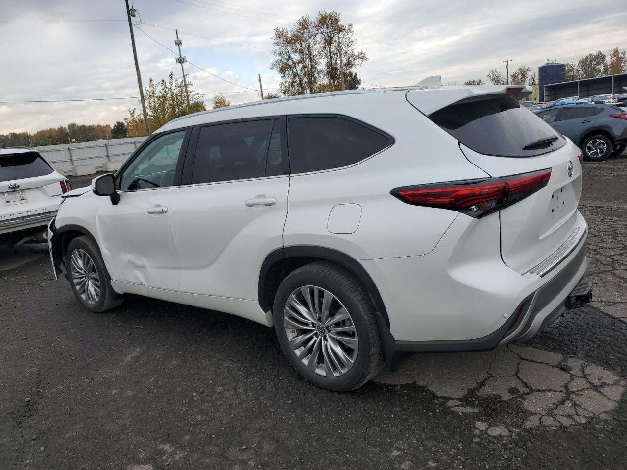 2022 Toyota Highlander Platinum - Image 2