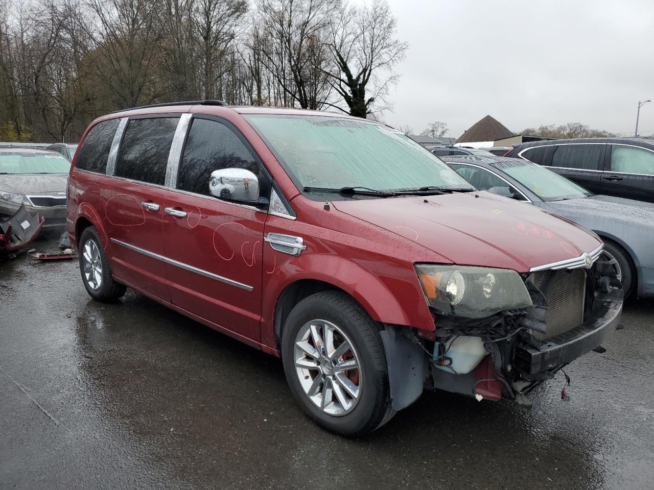 2010 Chrysler Town & Country Touring Plus - Фото 4