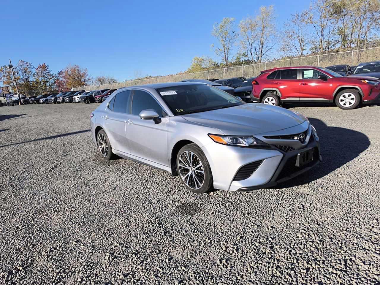 2020 Toyota Camry Se - Фото 3