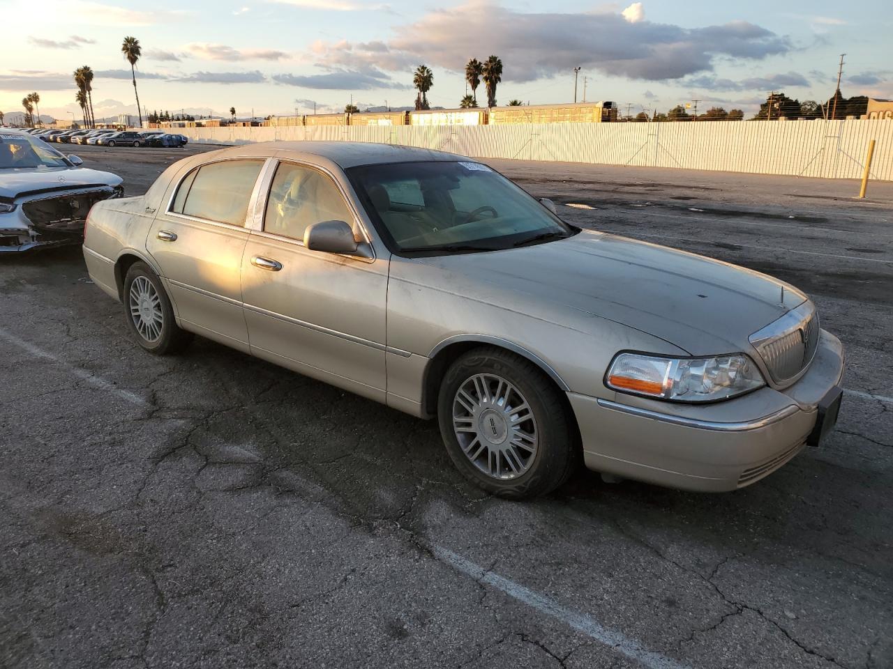 2010 Lincoln Town Car Signature Limited - Фото 4