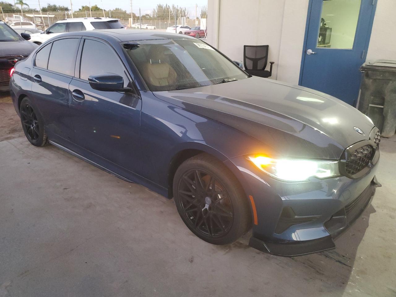 2022 BMW 330I - Фото 4
