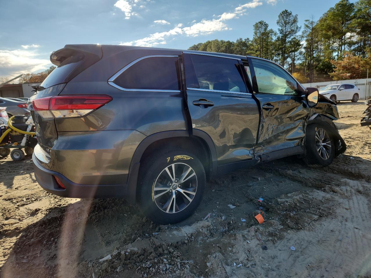 2019 Toyota Highlander Le - Image 3