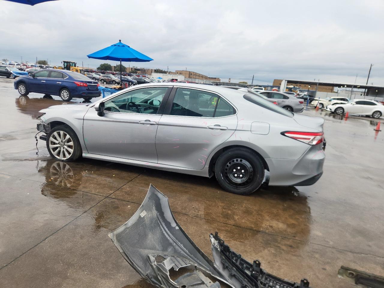 2020 Toyota Camry Le - Фото 2