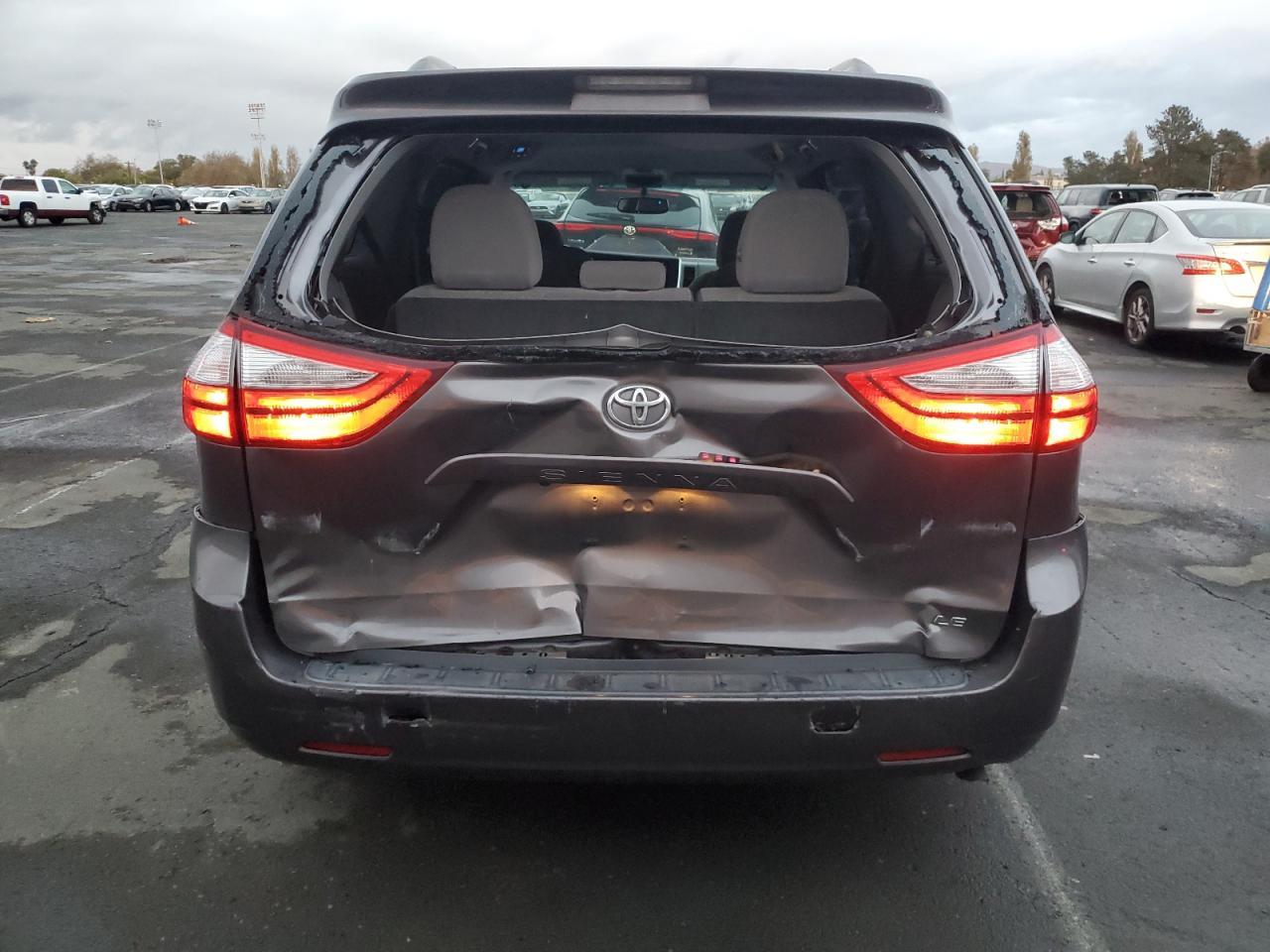2017 Toyota Sienna Le - Image 6