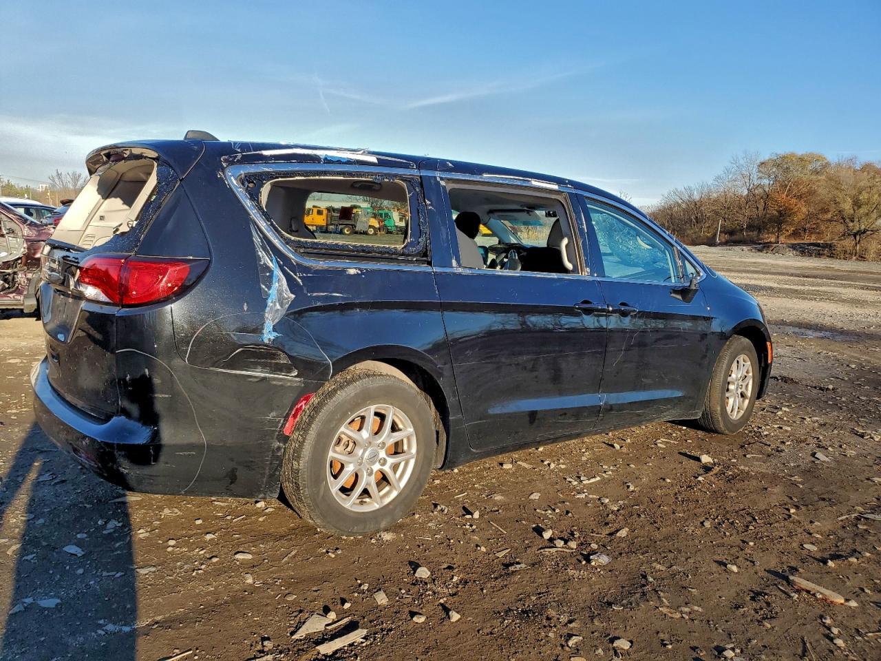 2024 Chrysler Voyager Lx - Фото 3