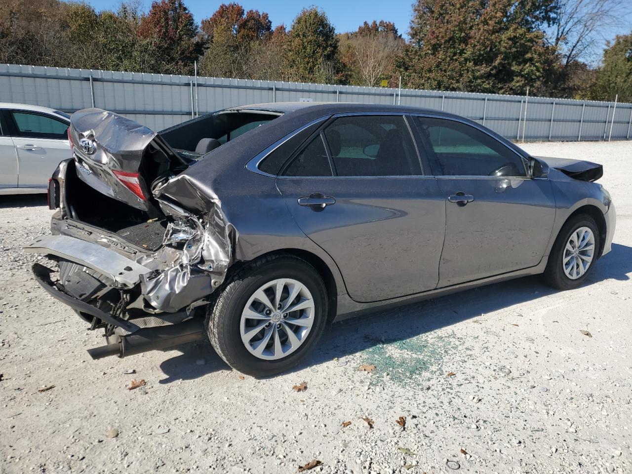 2016 Toyota Camry Le - Фото 3