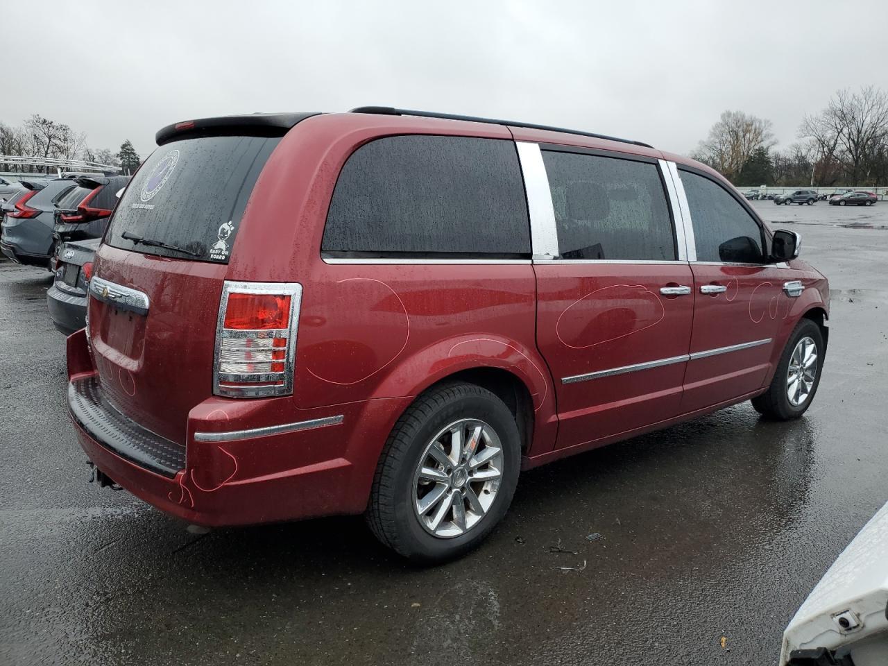 2010 Chrysler Town & Country Touring Plus - Фото 3