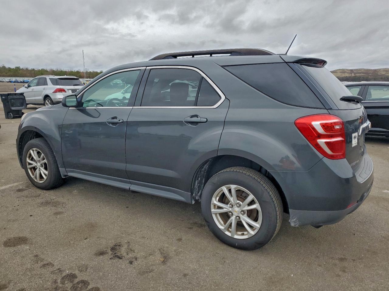 2017 Chevrolet Equinox Lt - Image 2