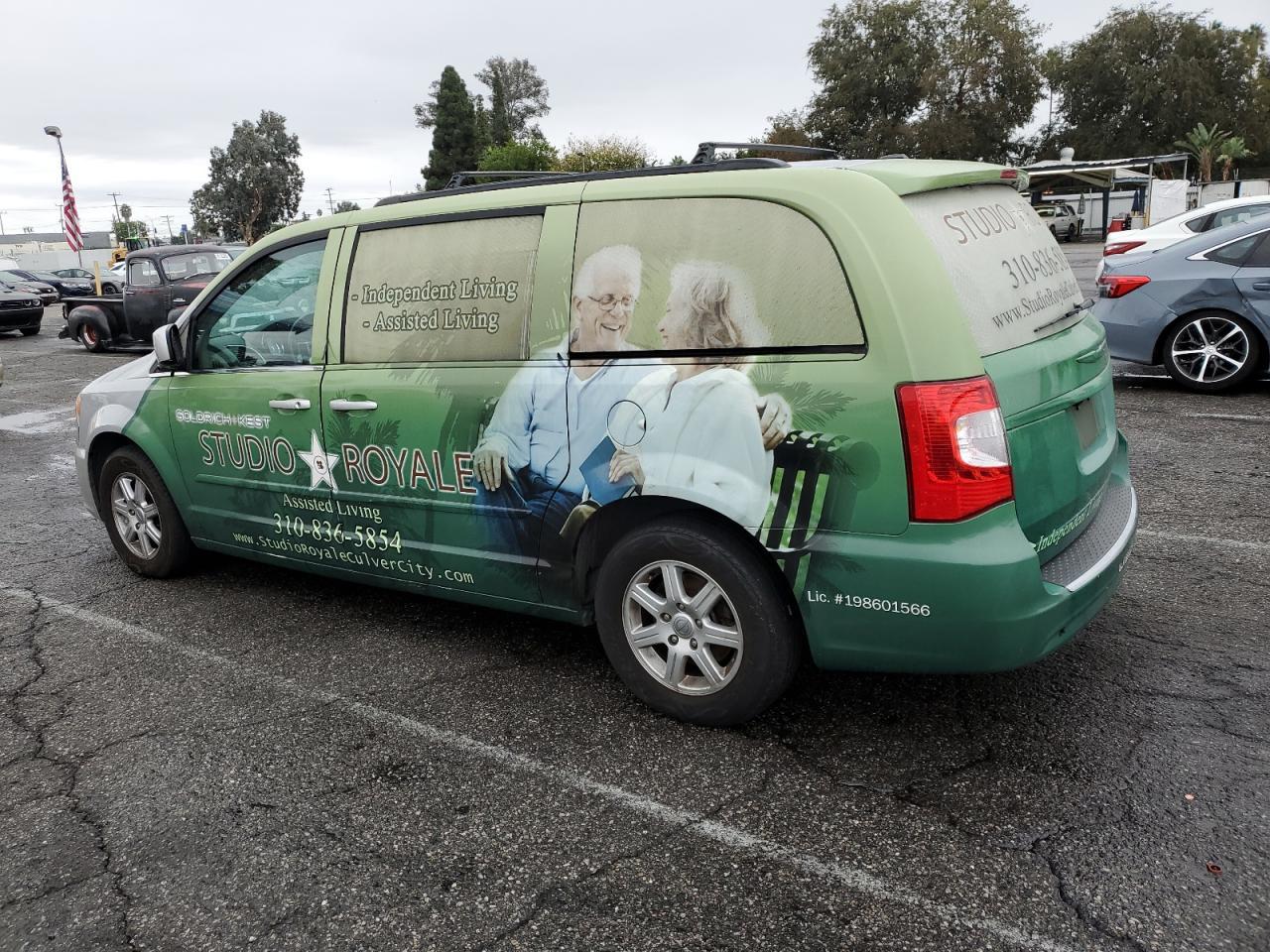 2012 Chrysler Town & Country Touring - Фото 2