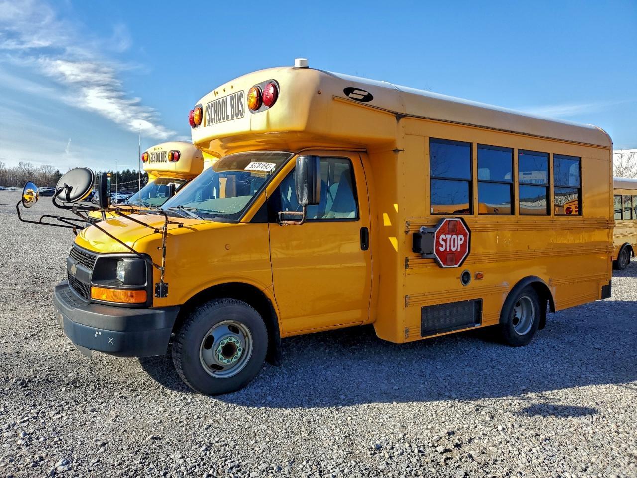 2015 Chevrolet Express School Bus - Фото 2