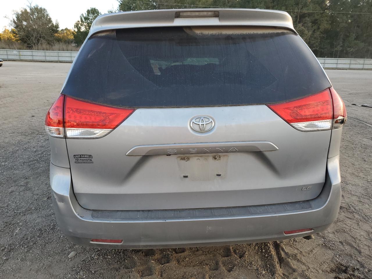 2014 Toyota Sienna Le - Image 6